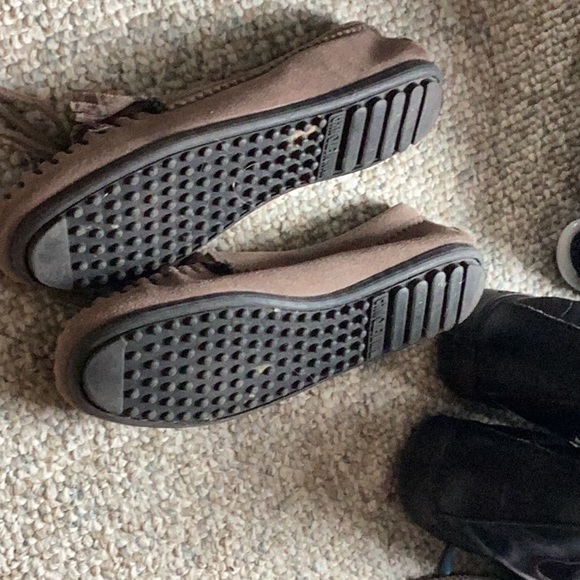 Grey Minnetonka beaded moccasin - Picture 2 of 2